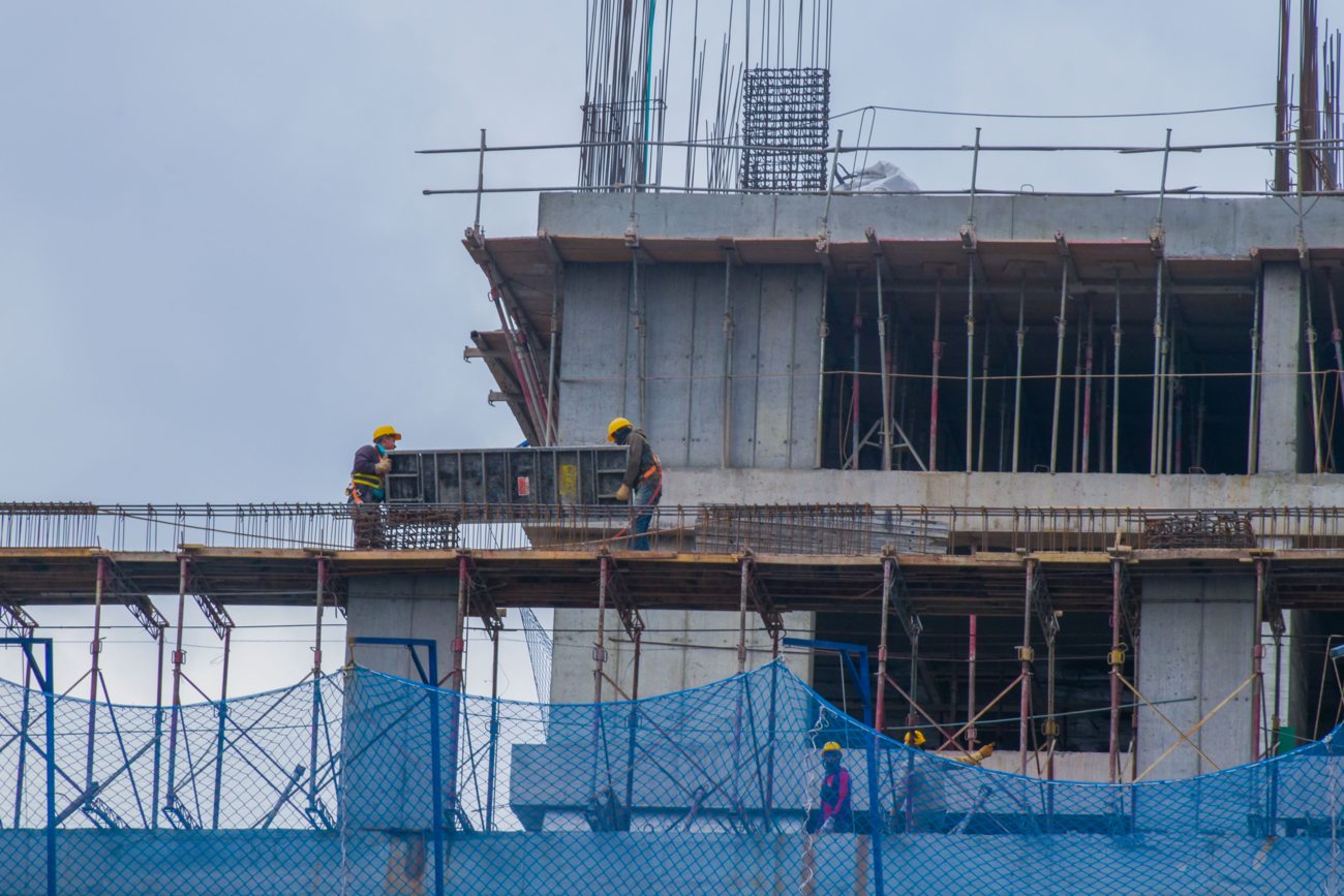 Trabalhadores com equipamento de proteção numa obra